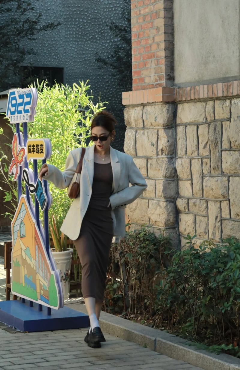 cách phối đồ với áo vest nữ