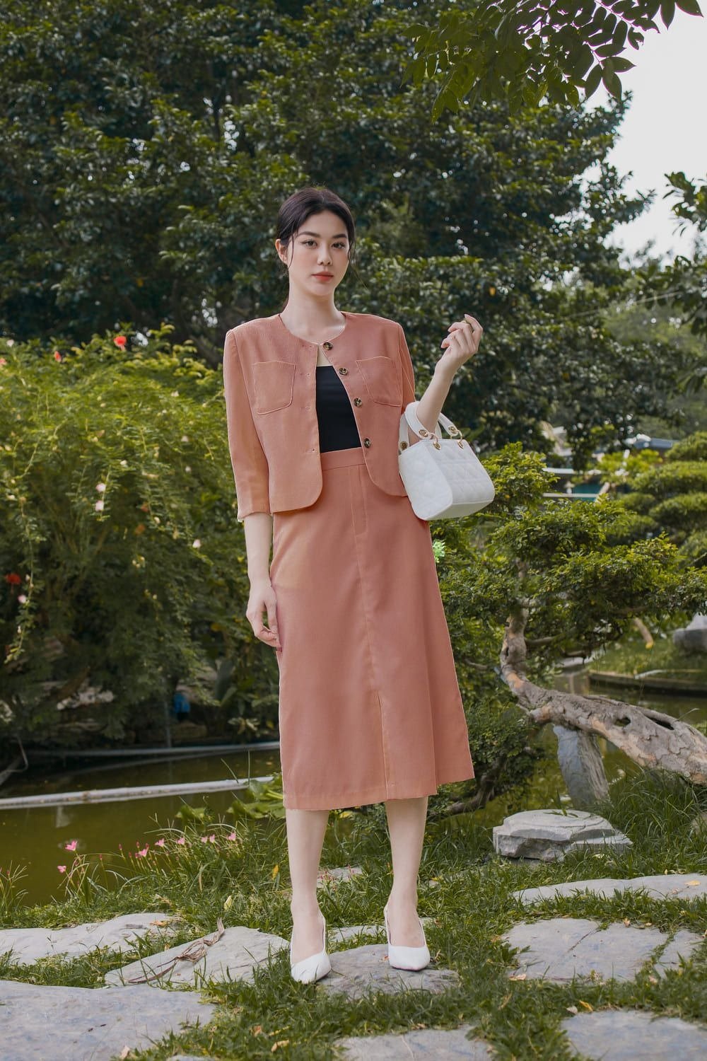 Chân váy dài chất liệu linen/cotton kiểu A-line + áo crop jacket + áo đen + giày cao gót