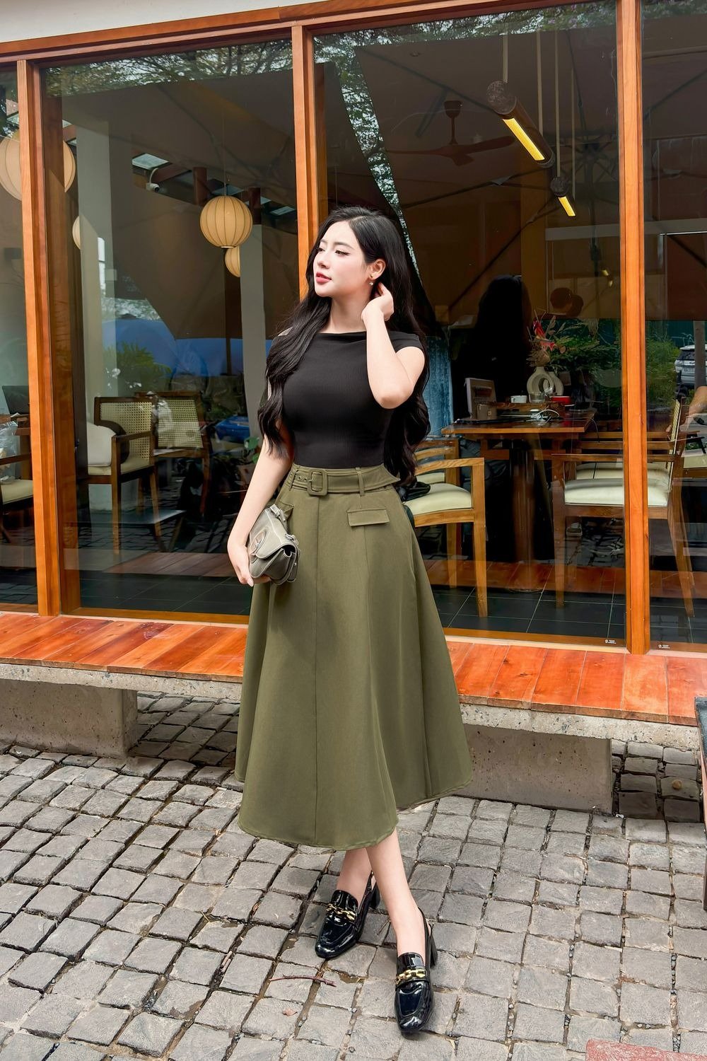 Chân váy dài chất liệu kaki/cotton kiểu xòe thắt lưng + áo thun/áo ôm + giày loafer
