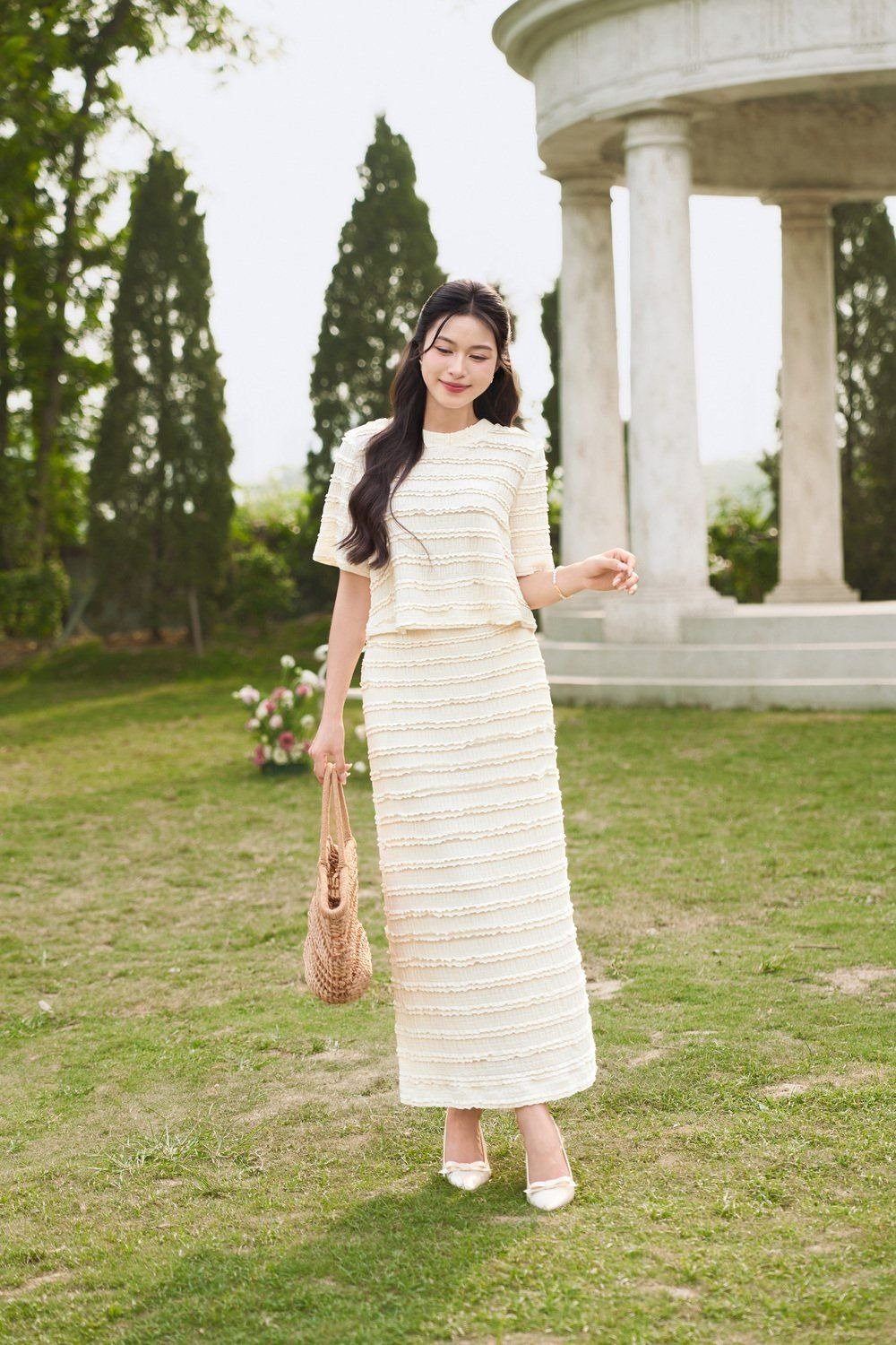 Chân váy dài chất liệu tweed/ren kiểu suông/ôm + áo croptop/áo lửng + giày cao gót