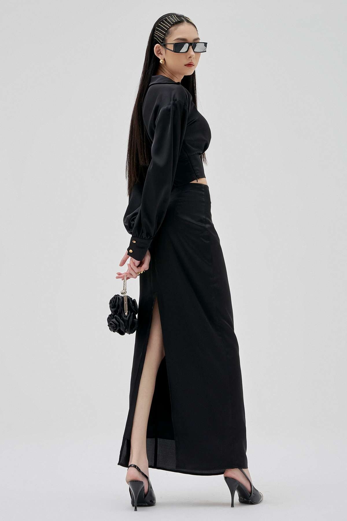 Chân váy lụa dáng suông xẻ tà + áo crop top tay dài