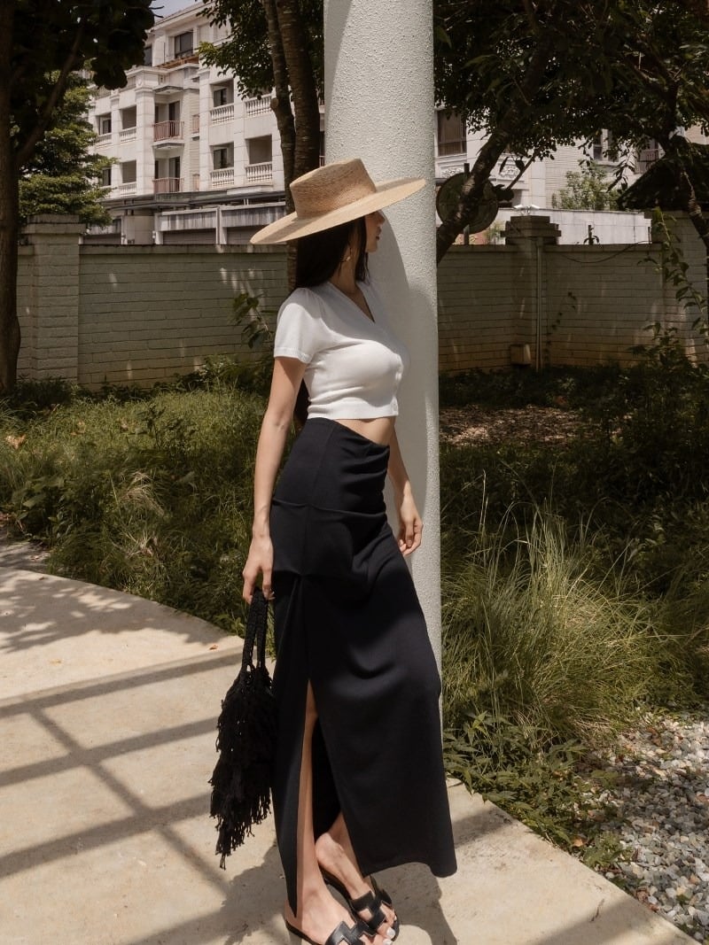 Chân váy lụa dáng suông xẻ tà + áo croptop