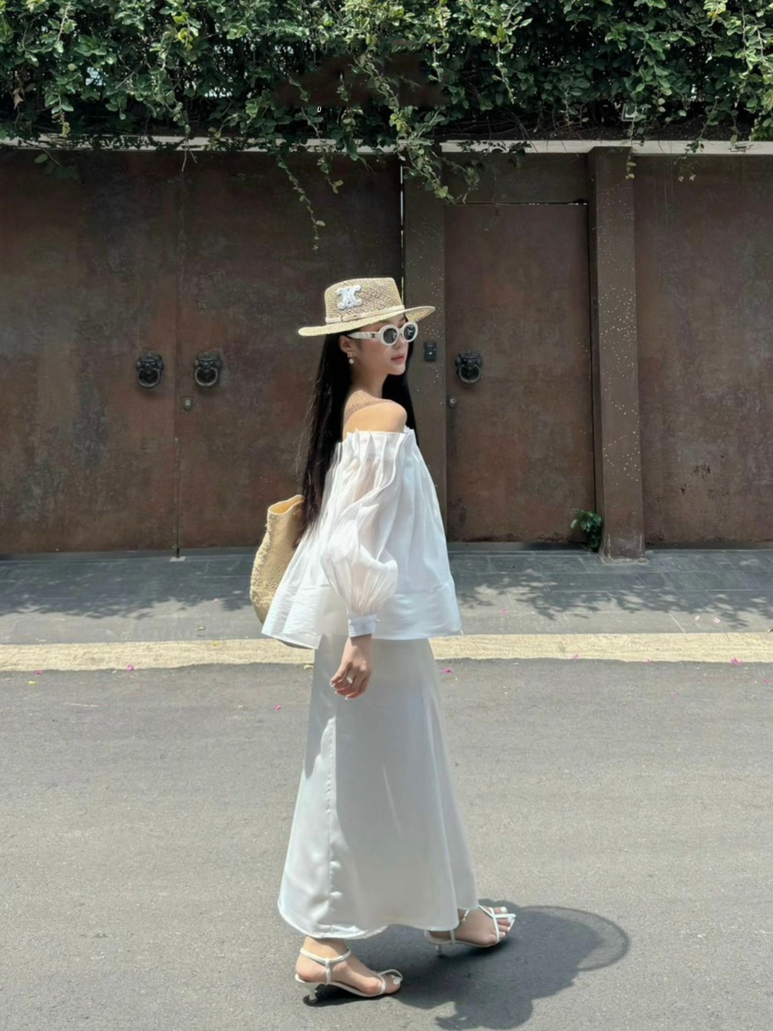 Chân váy lụa dáng suông + áo trễ vai