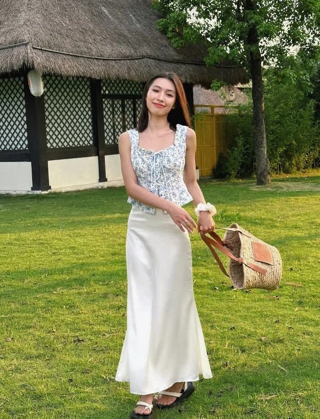 Chân váy lụa dáng maxi + áo hai dây + túi cói