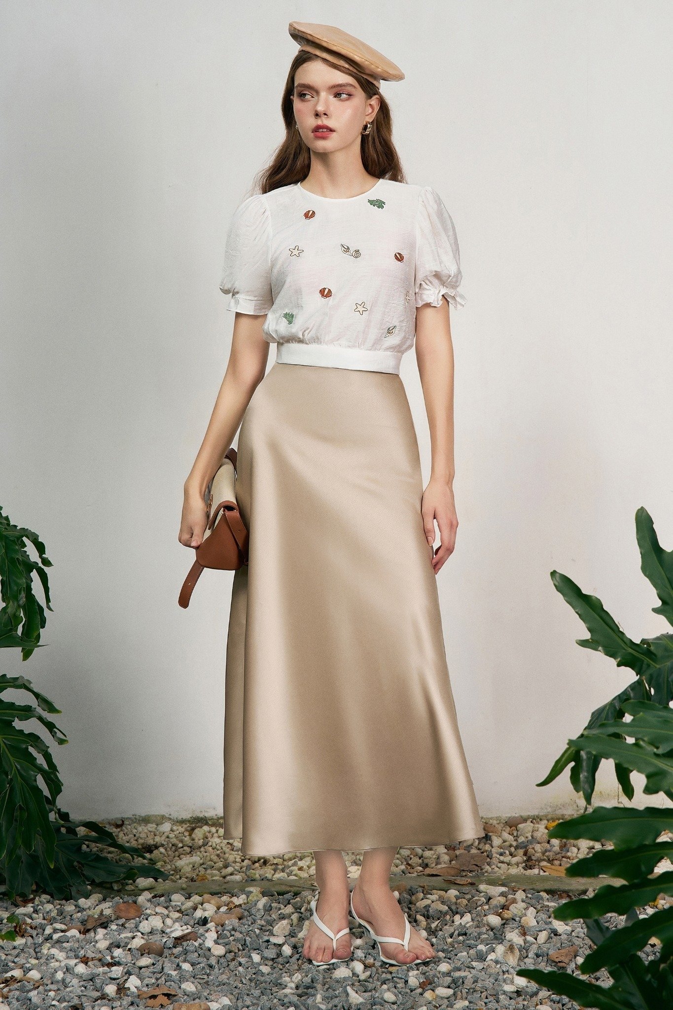 Chân váy lụa dáng xòe nhẹ + áo croptop tay bồng