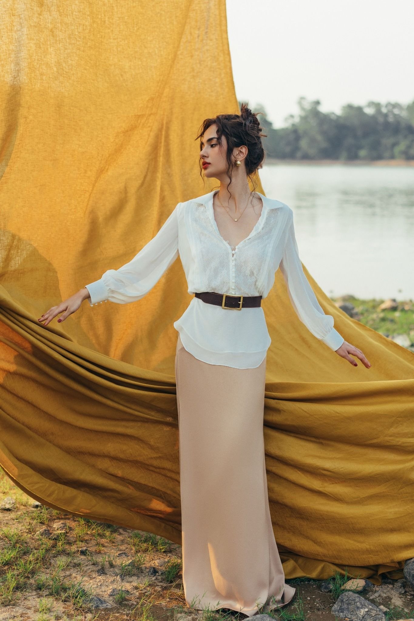 Chân váy lụa dáng maxi xẻ tà + áo sơ mi tay ngắn