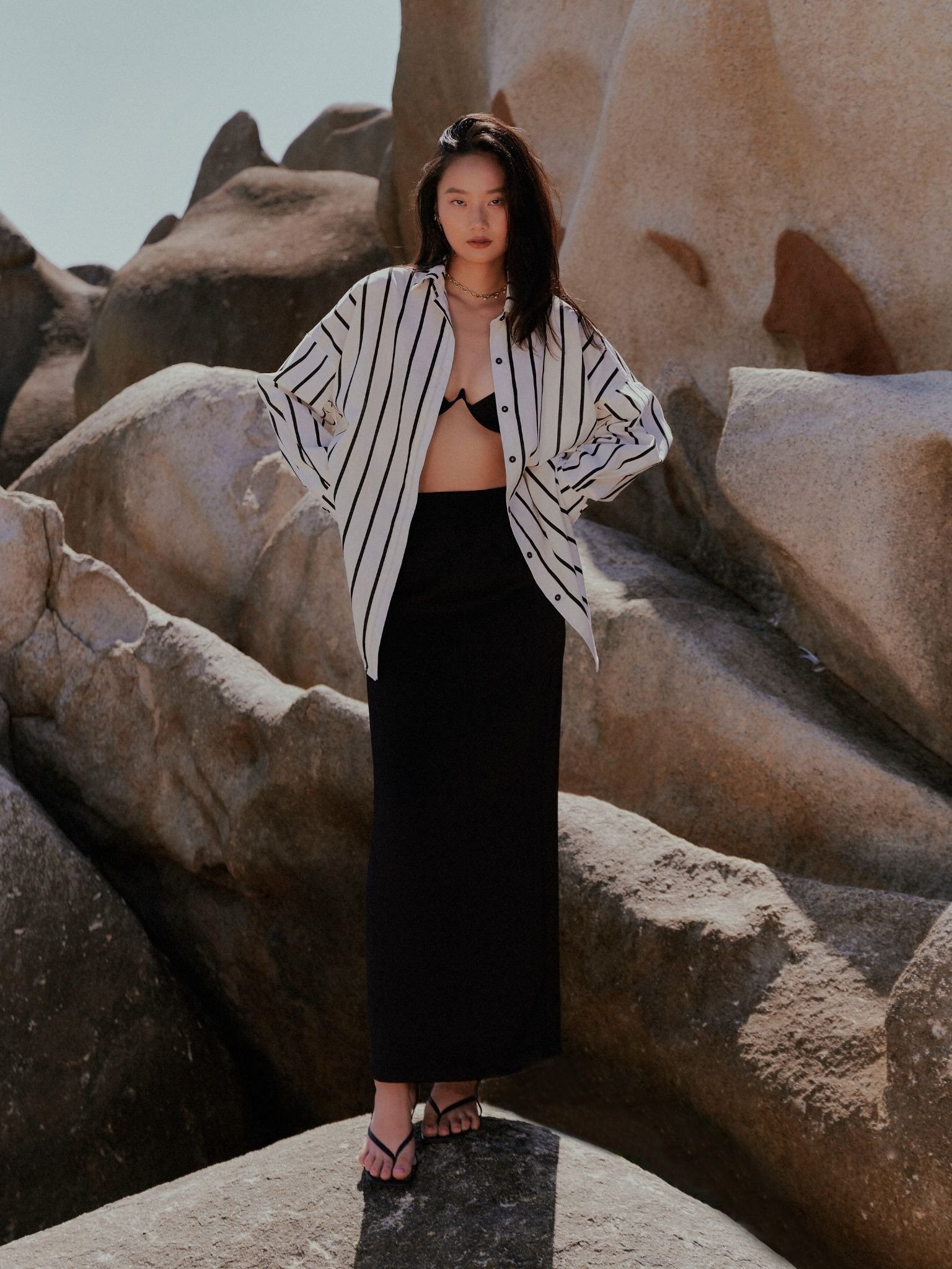 Chân váy lụa dáng suông + áo sơ mi sọc + áo bra/croptop
