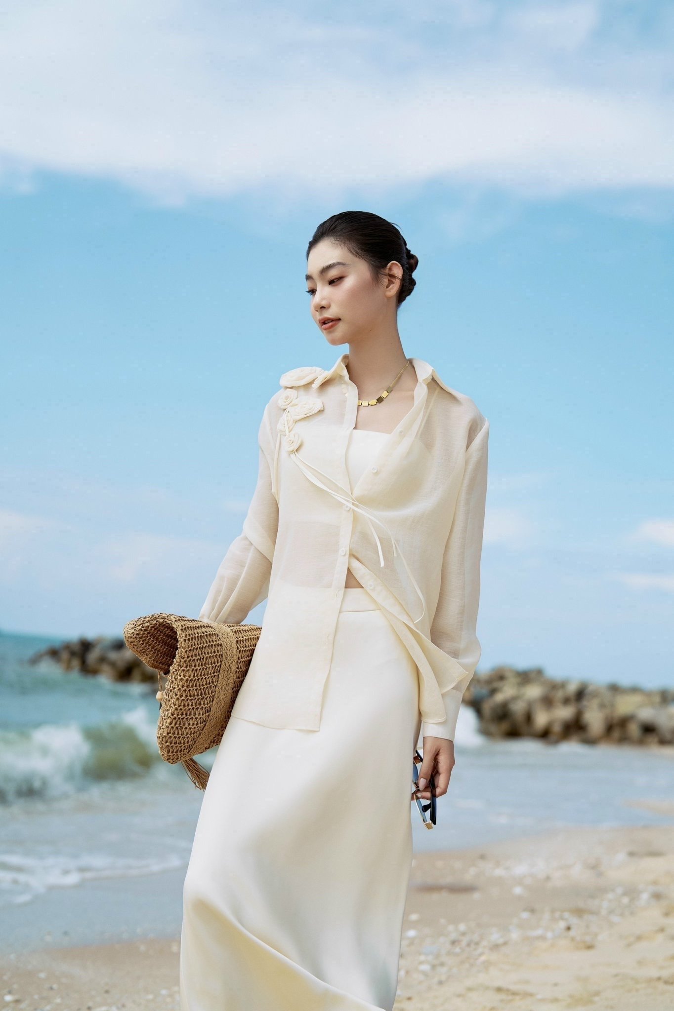Chân váy lụa dáng suông + áo sơ mi linen