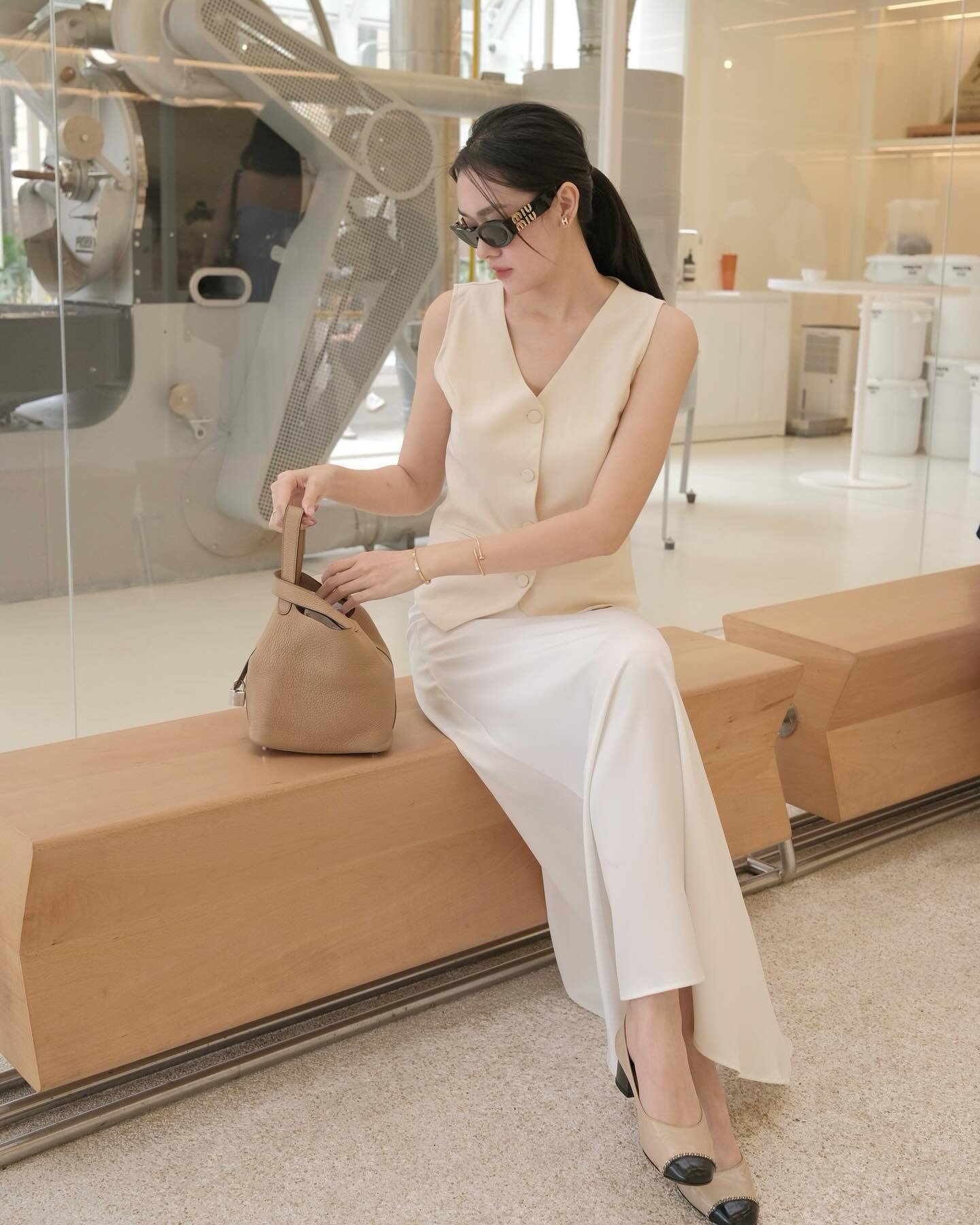 Chân váy lụa dáng suông + áo gile