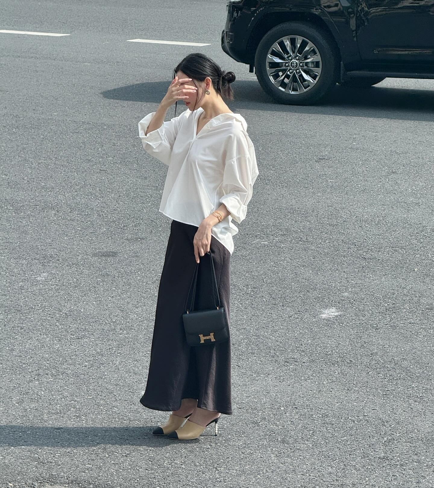Chân váy lụa dáng suông + áo sơ mi trắng