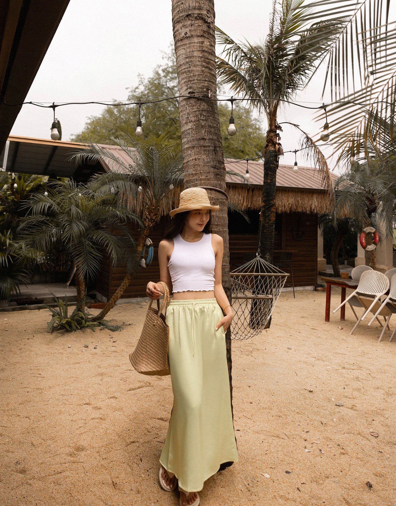 Chân váy lụa dáng suông + áo hai dây croptop + mũ cói