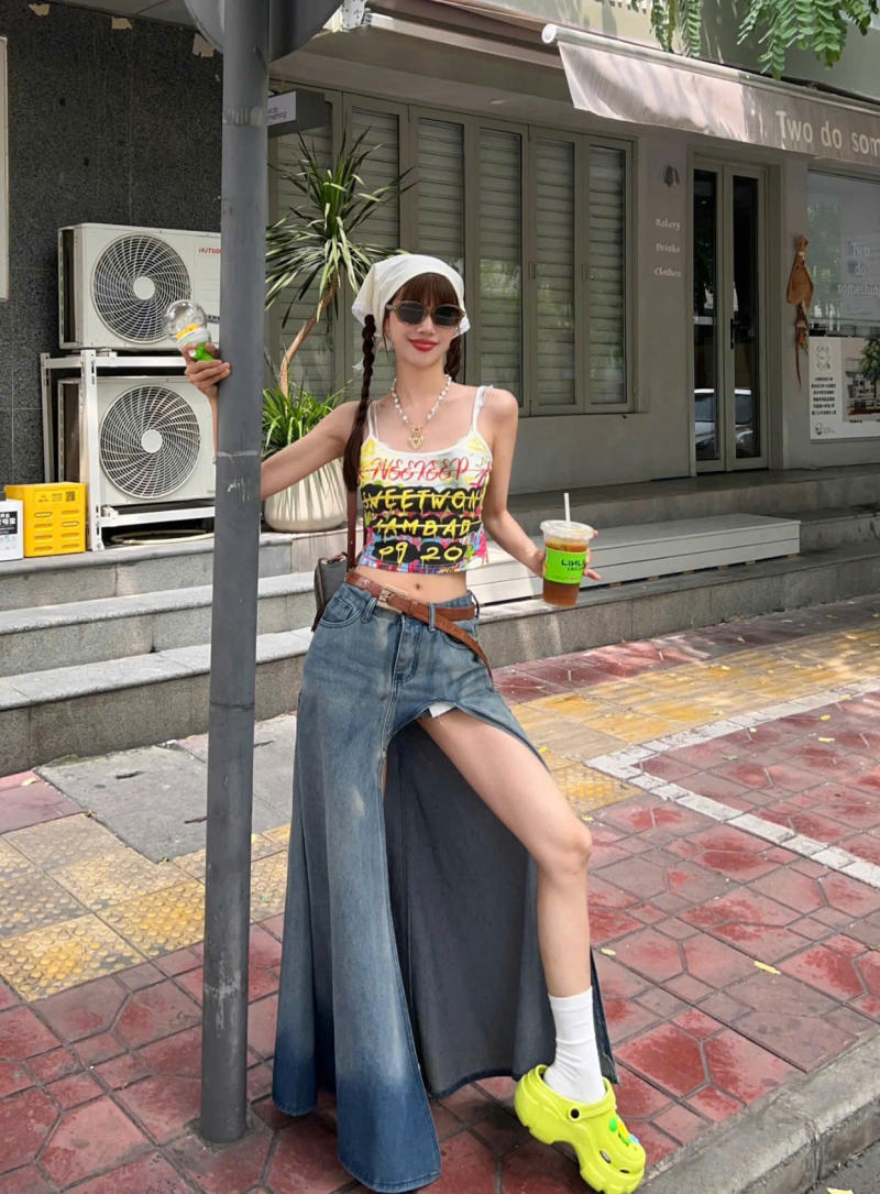 Chân Váy Jean Mini và Áo Len Dệt Kim Sặc Sỡ