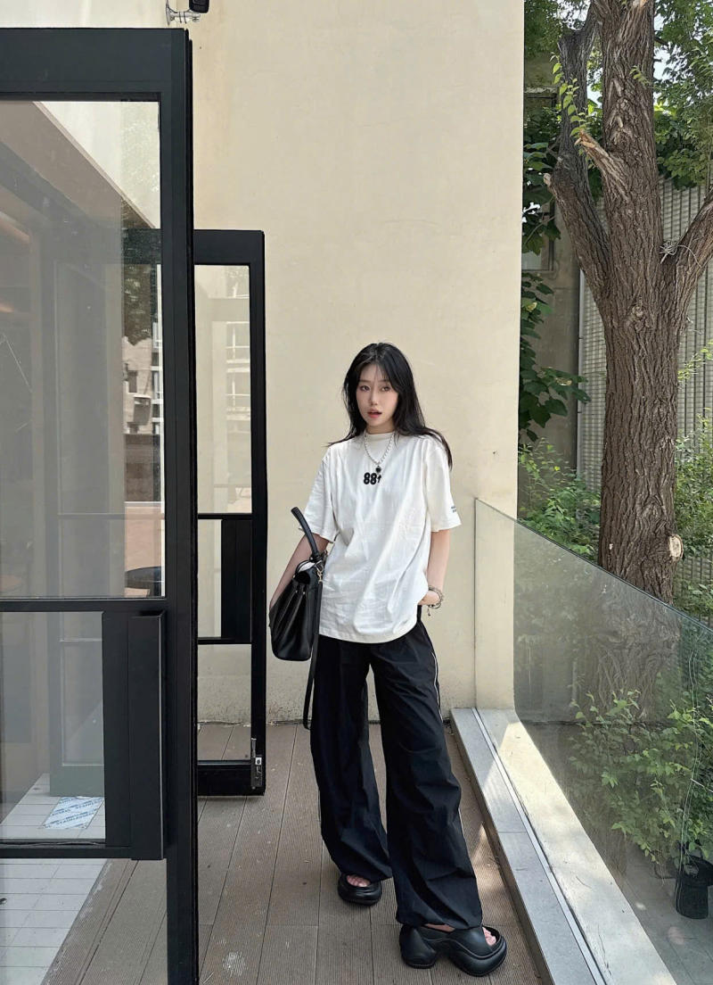 Quần Tây Ống Rộng và Áo Hai Dây Ôm