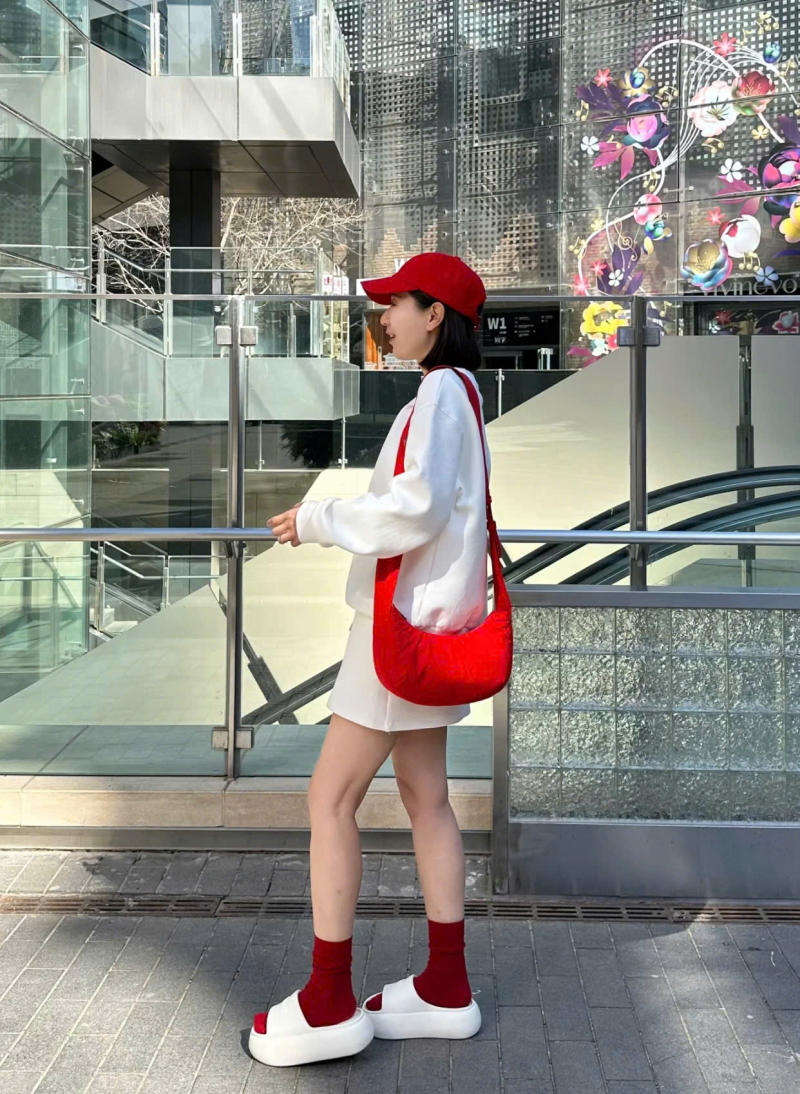 Quần Tây Ống Rộng và Áo Hai Dây Ôm