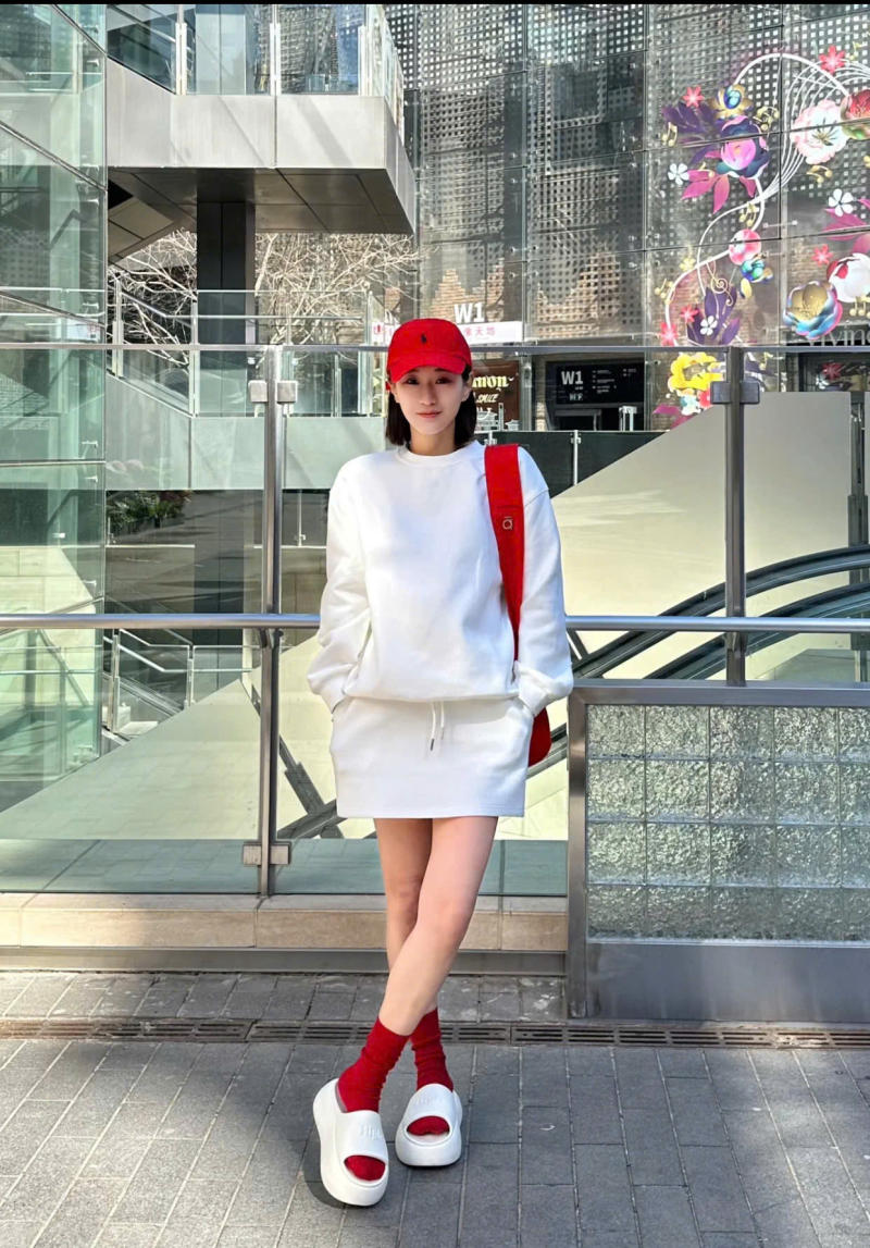 Quần Tây Ống Rộng và Áo Hai Dây Ôm