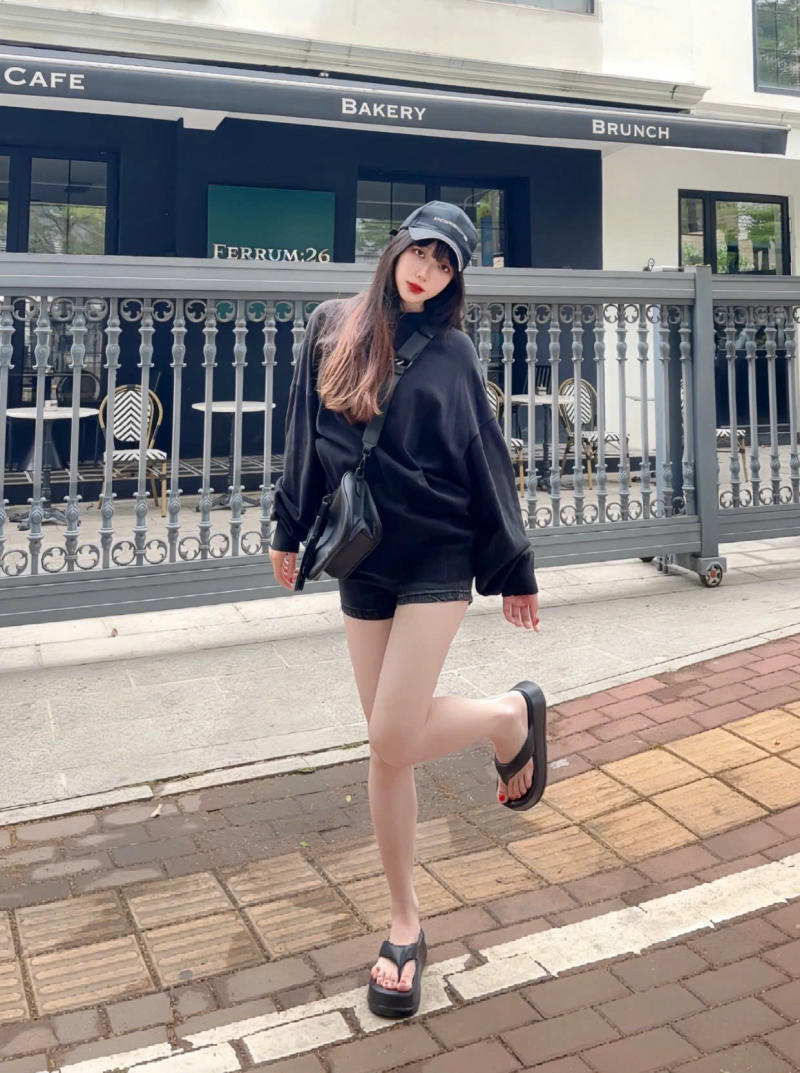 Quần Biker Short + Áo Nỉ Oversize + Vớ Cao Cổ