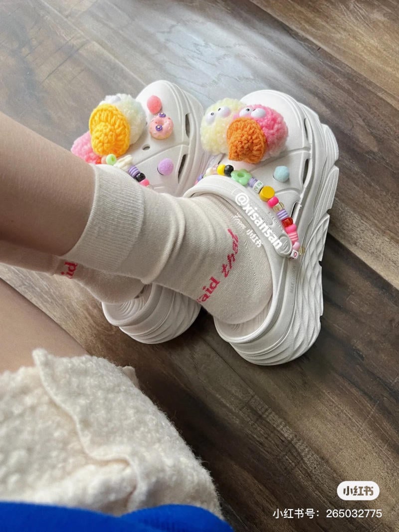 Cách phối đồ với dép crocs