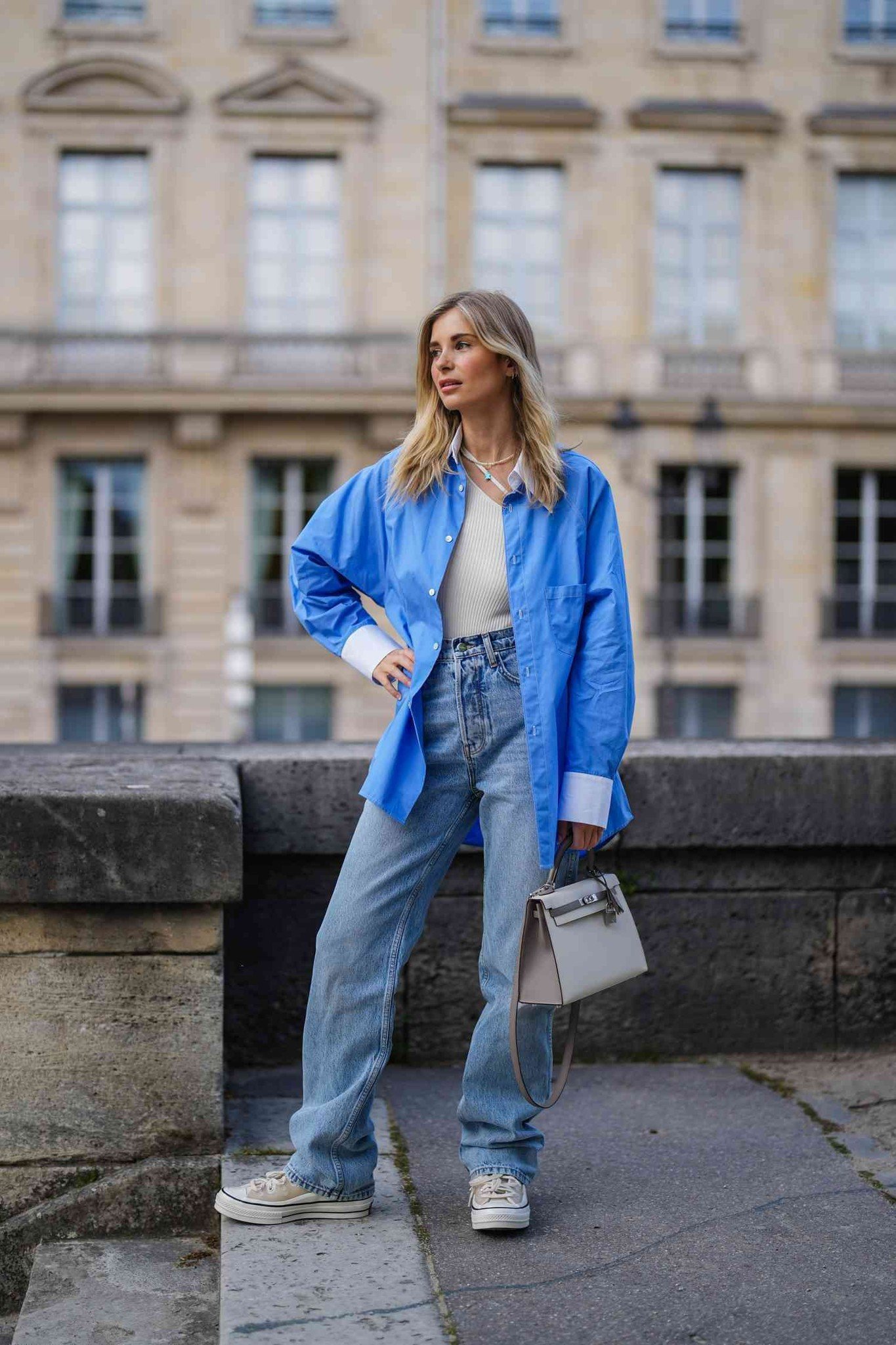 Giày be xám + Quần jeans ống rộng + Áo sơ mi xanh