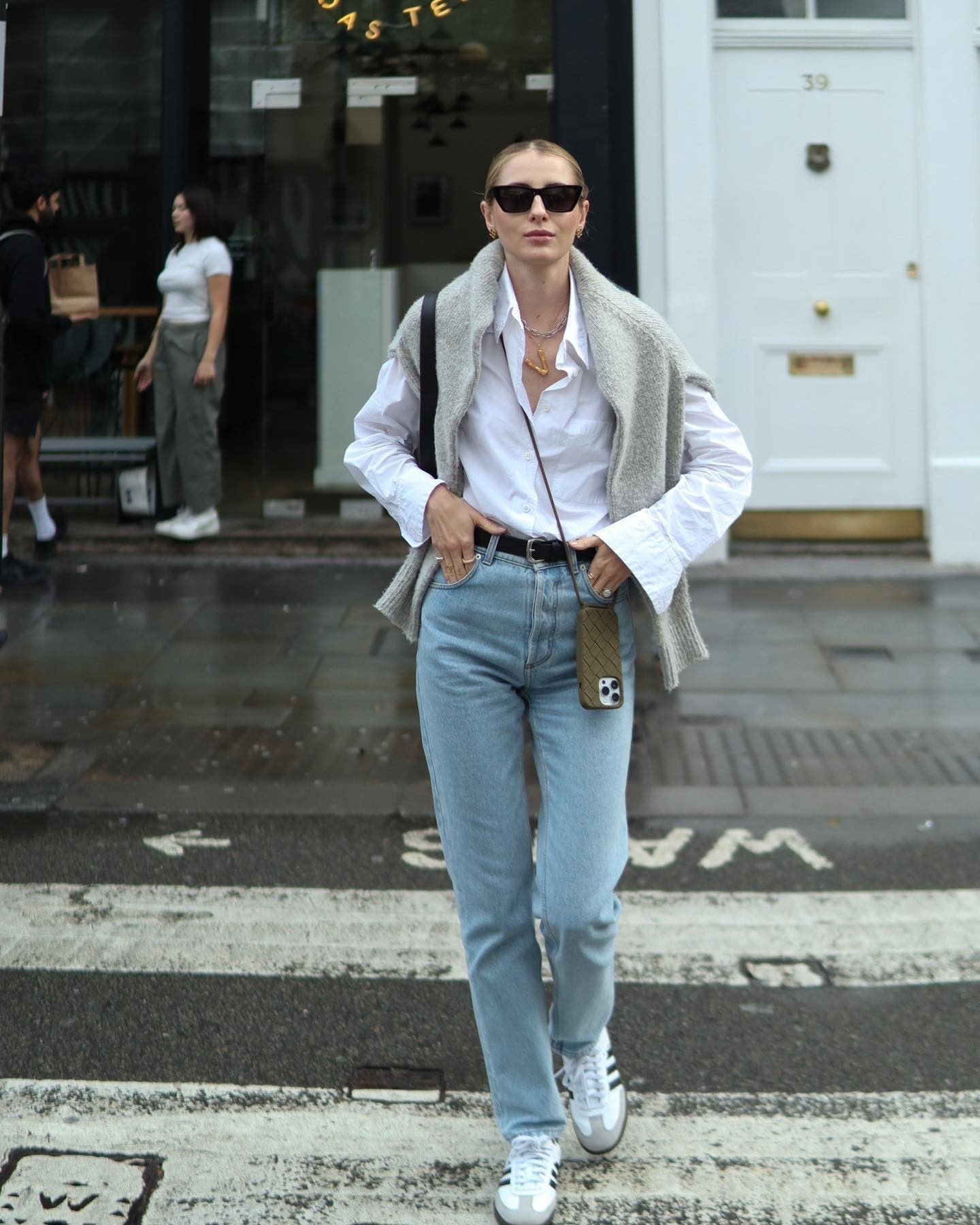 Giày xám + Quần jeans xanh nhạt + Áo sơ mi trắng