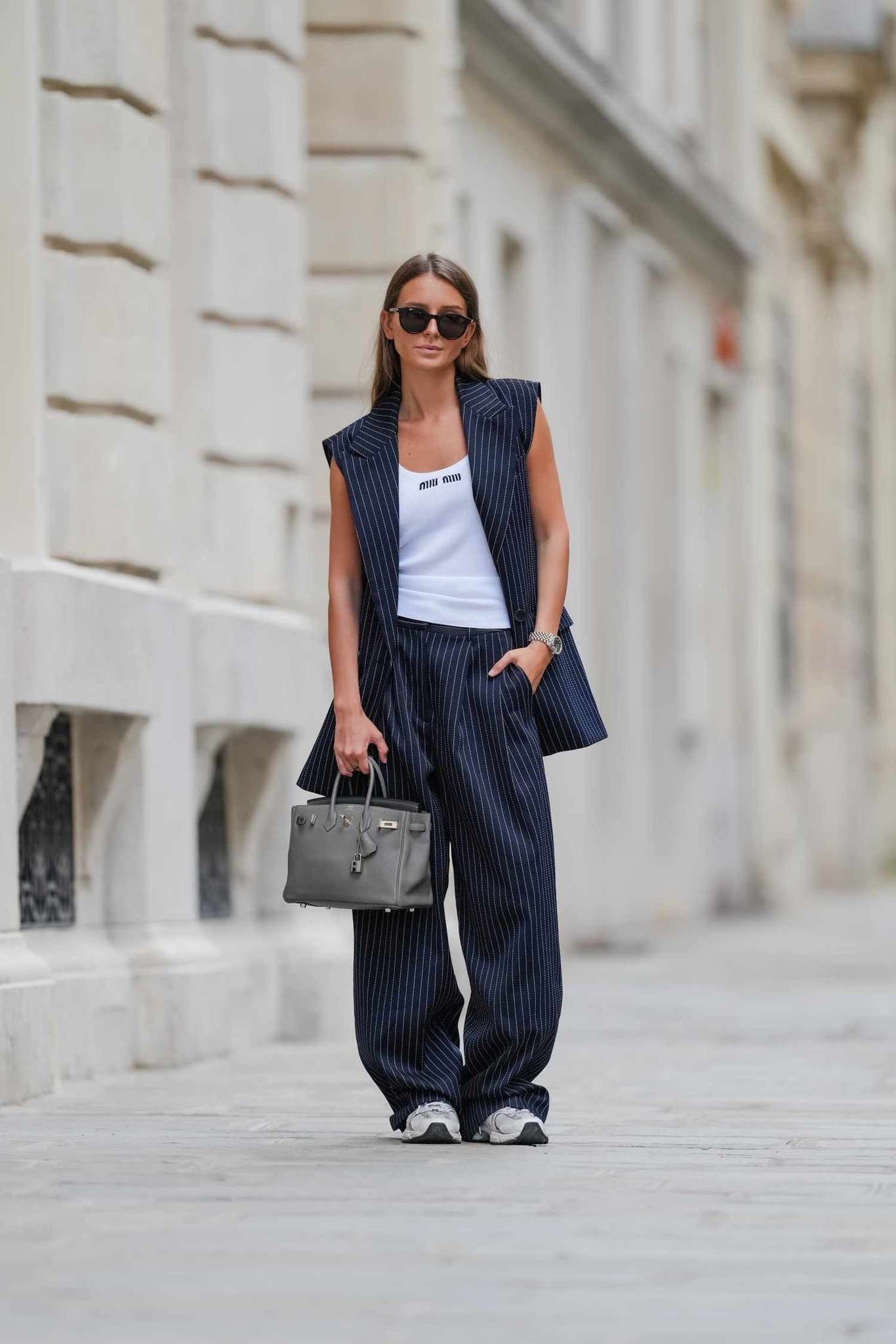 Giày xám + Quần tây sọc + Áo gile blazer