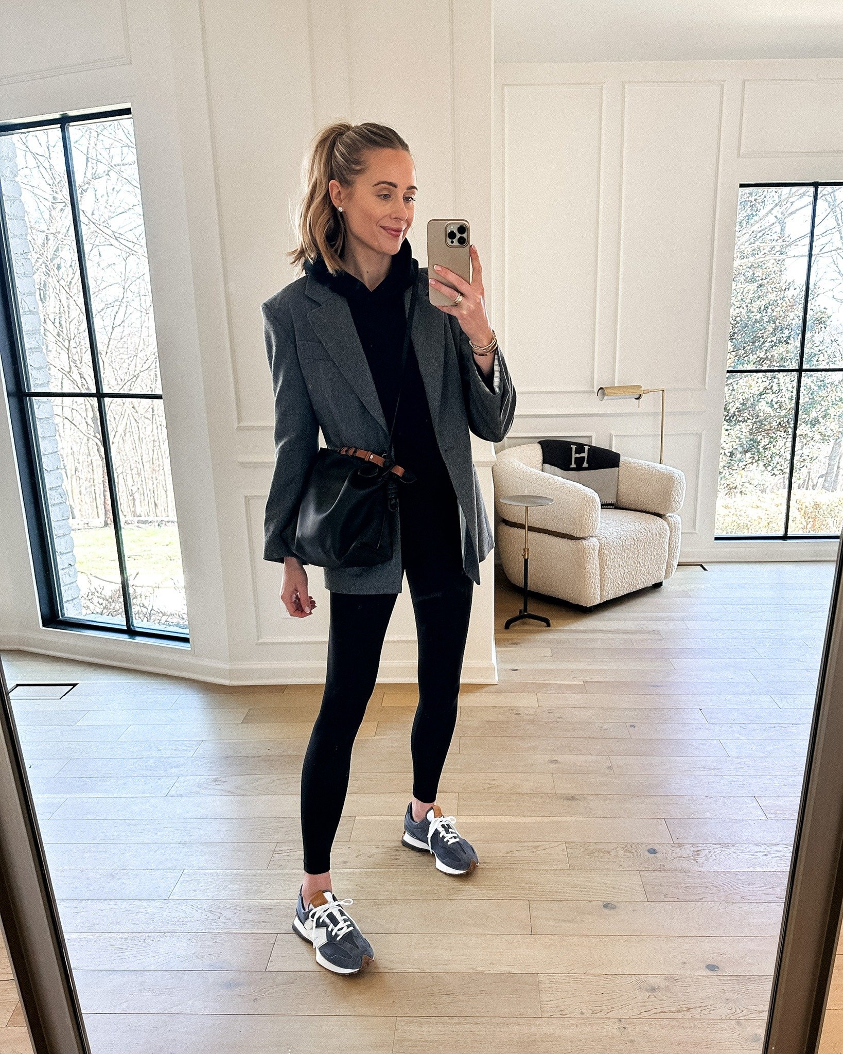 Giày xám + Quần legging đen + Áo blazer