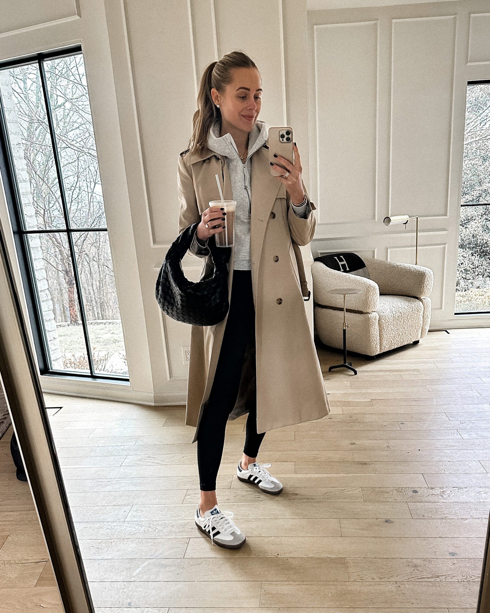 Giày xám + Quần legging đen + Áo trench coat