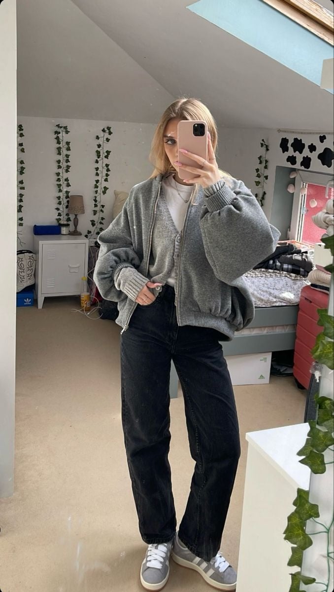 Giày xám + Quần jeans đen + Áo khoác bomber