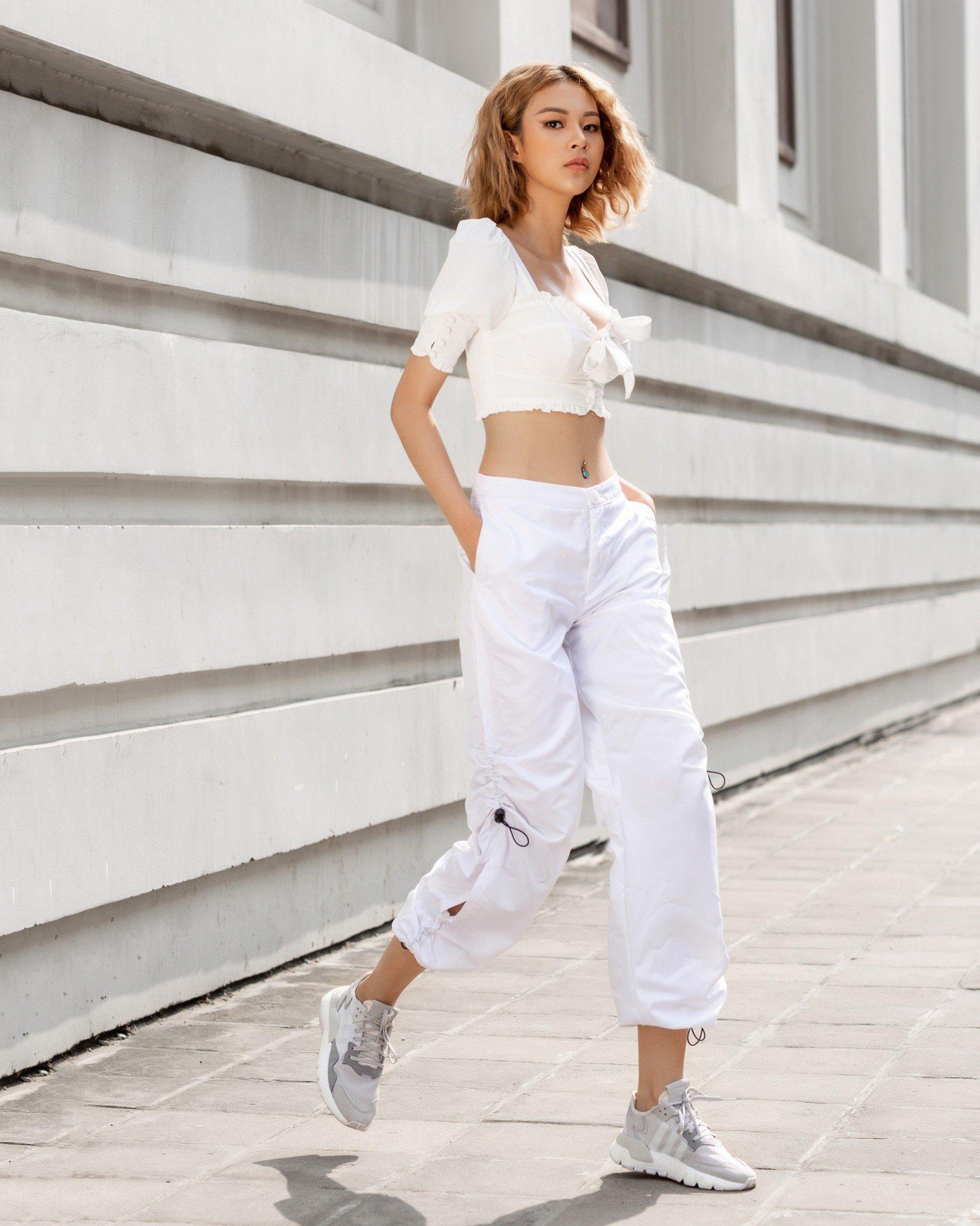 Giày xám + Quần jogger trắng + Áo croptop