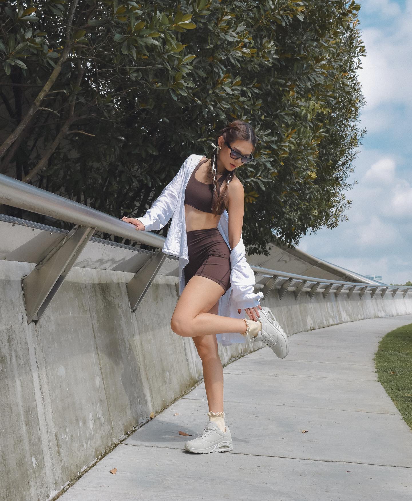 Giày xám + Quần short và bra thể thao màu nâu