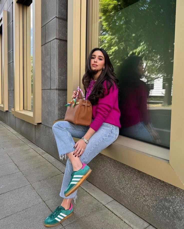Giày thể thao xanh lá + Quần jeans xanh nhạt + Áo len hồng