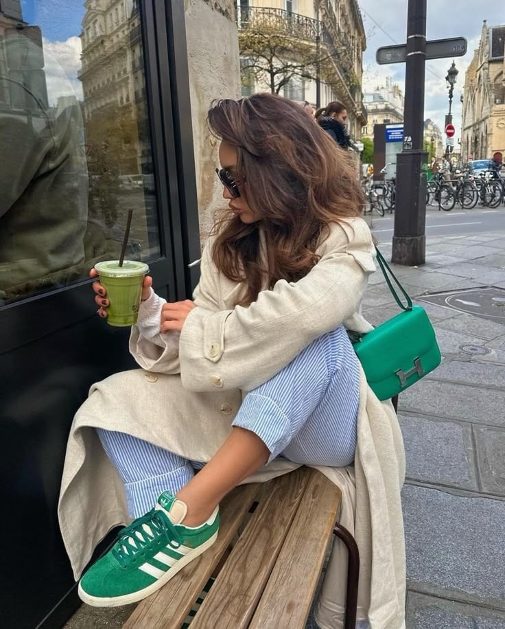 Giày cao gót xanh lá + Chân váy bút chì + Áo cardigan