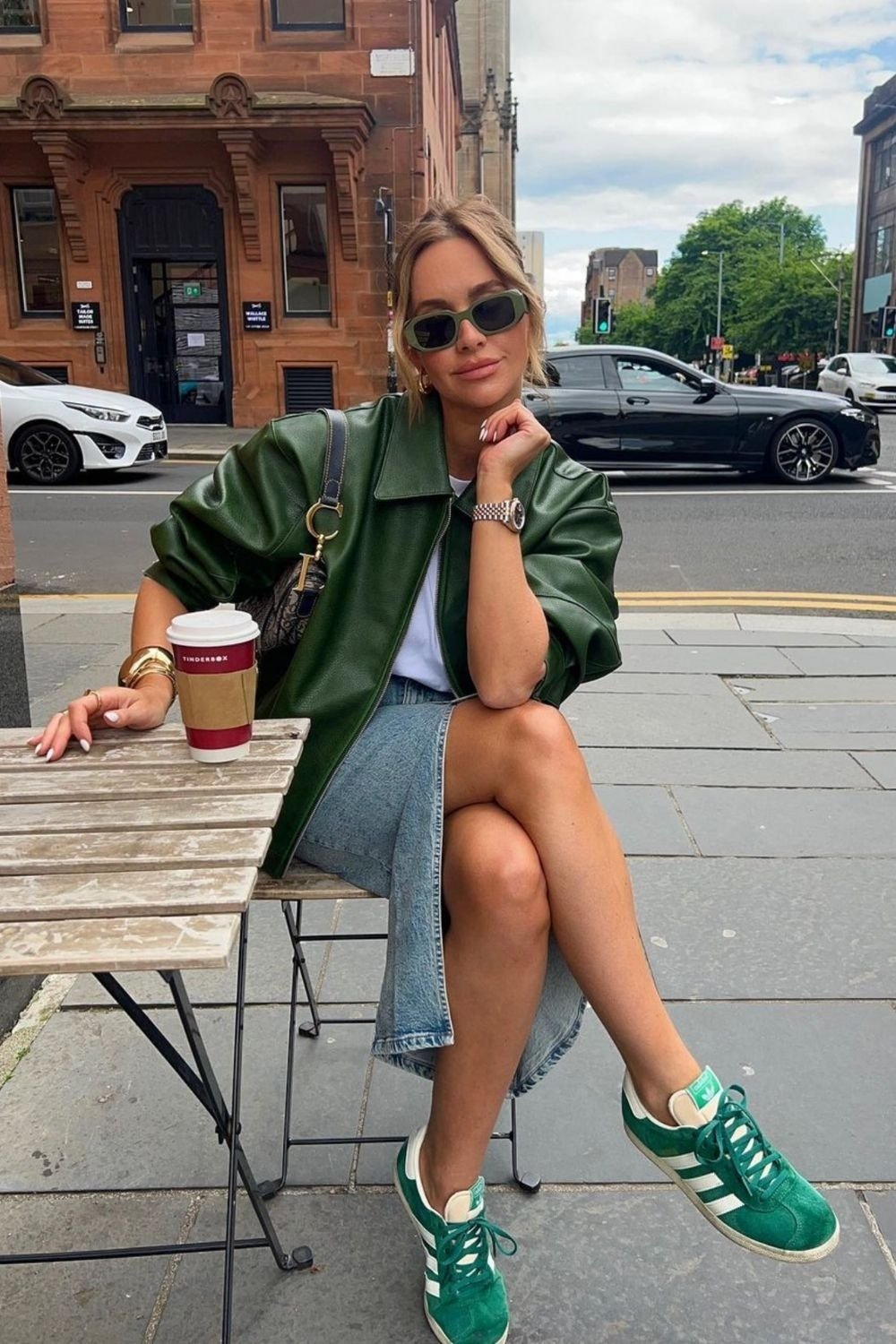 Giày thể thao xanh lá + Chân váy denim + Áo khoác da xanh lá