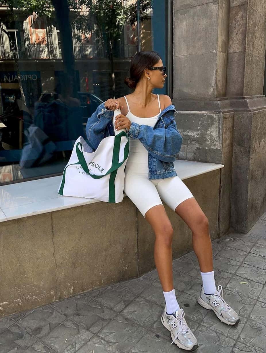 Phối Giày New Balance Với Quần Legging và Áo Hoodie/Sweatshirt