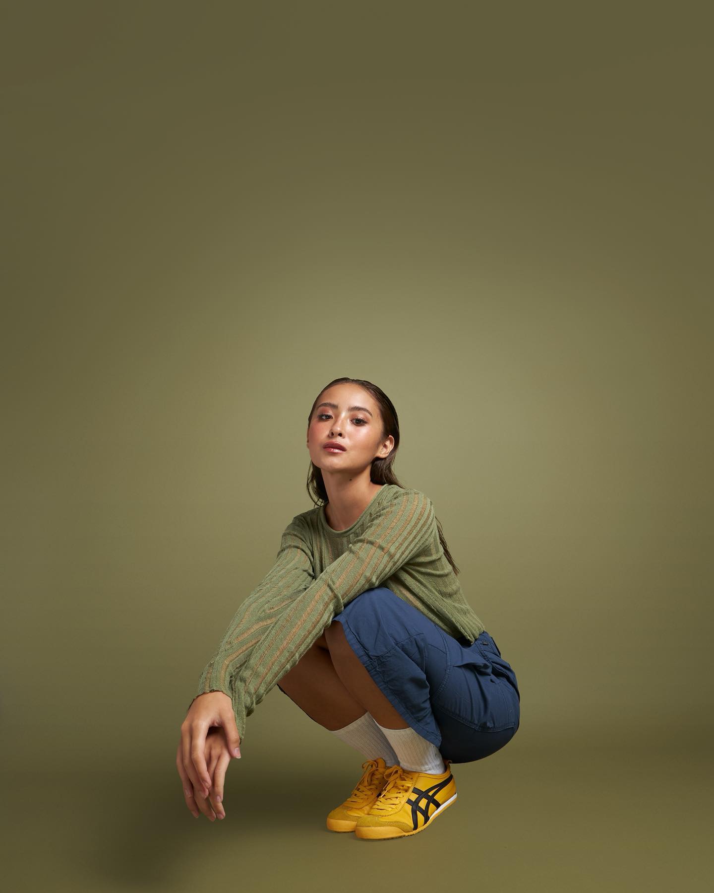Kết Hợp Giày Onitsuka Tiger Cùng Chân Váy Denim Mini