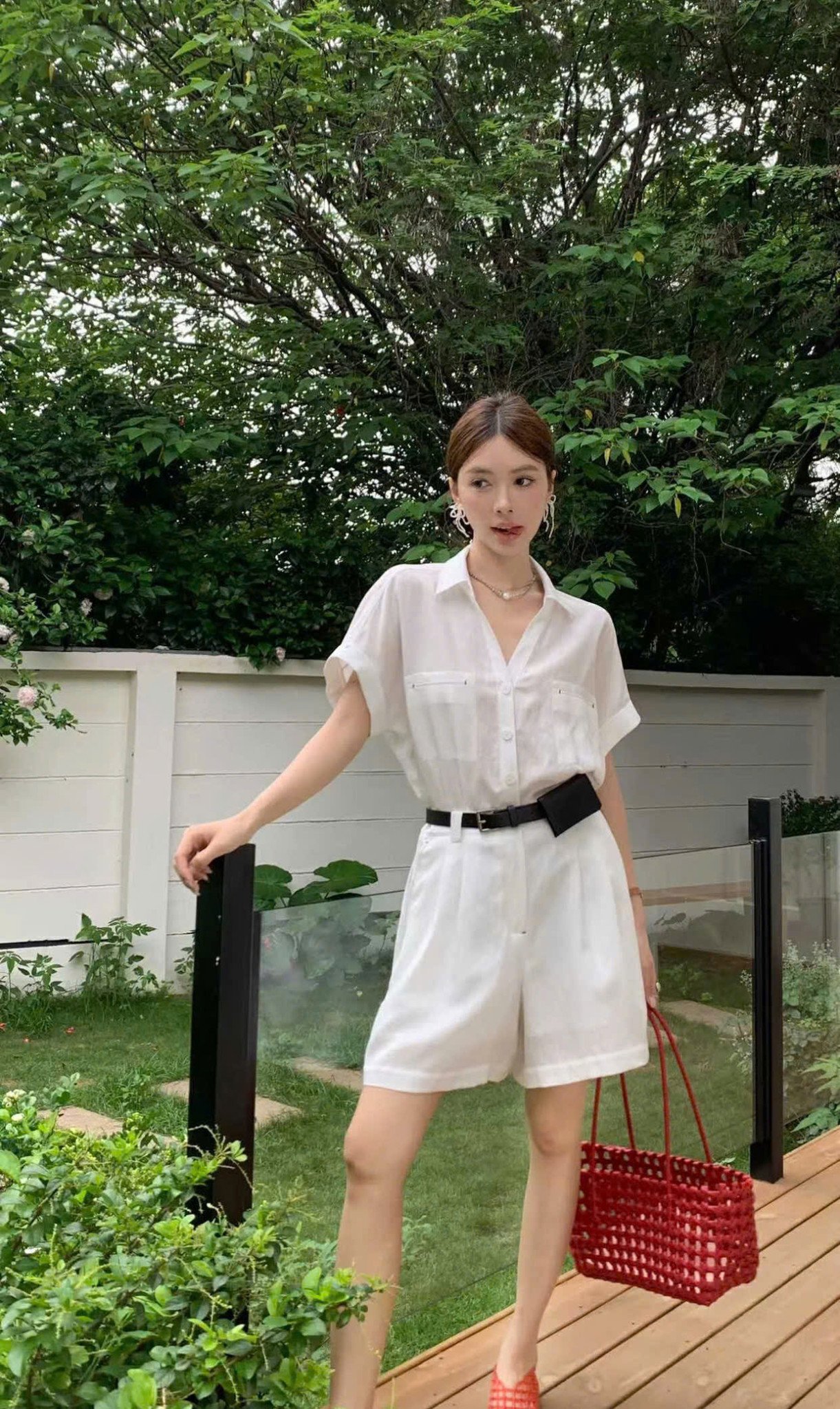 Jumpsuit ngắn trắng cổ V thoải mái