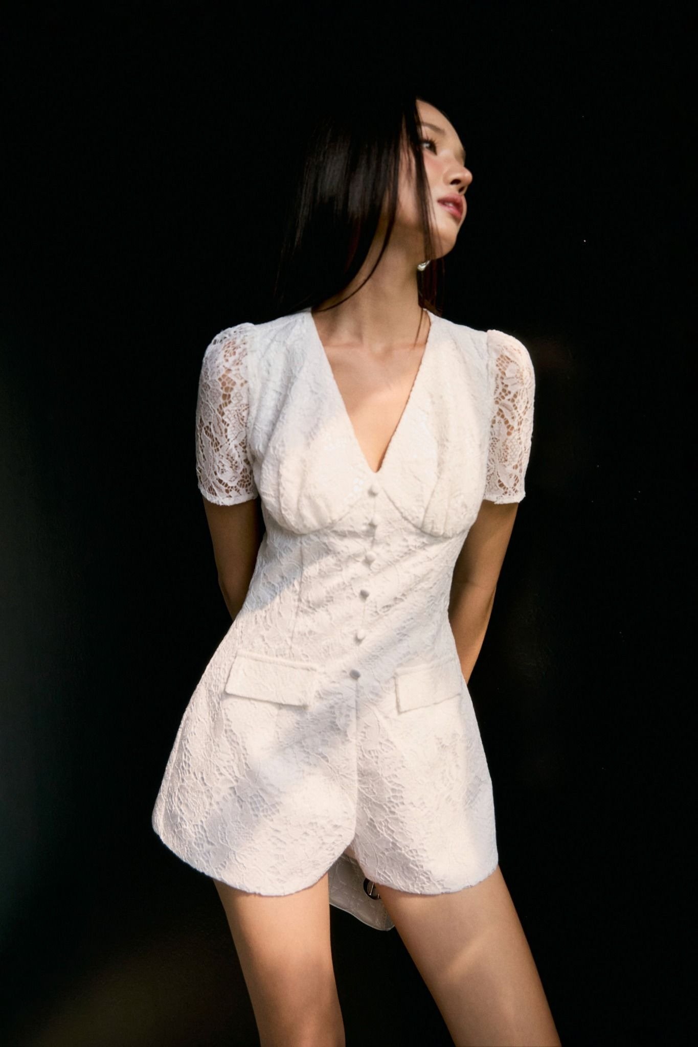 Jumpsuit ngắn ren trắng duyên dáng
