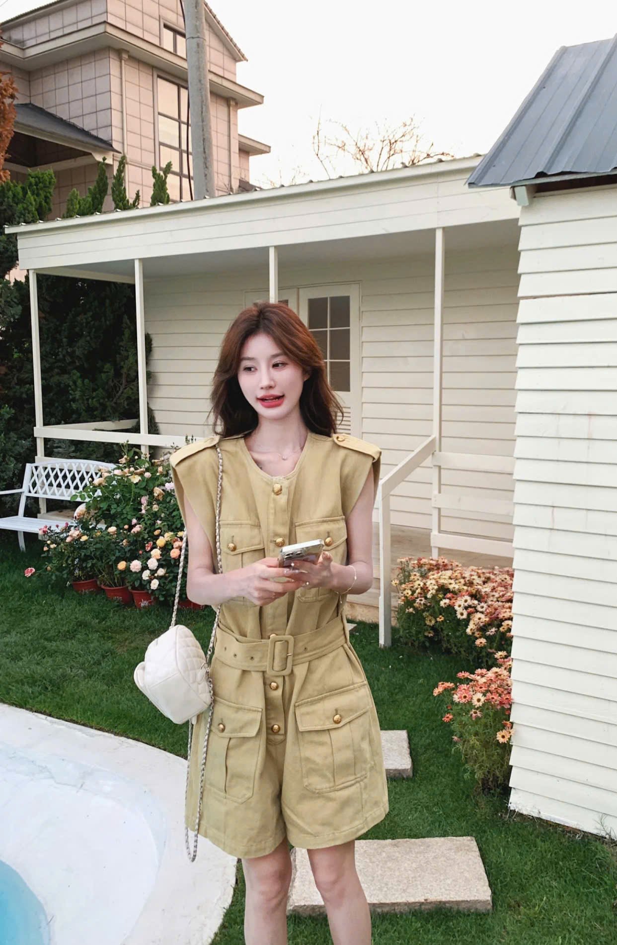 Jumpsuit ngắn phong cách Safari mạnh mẽ