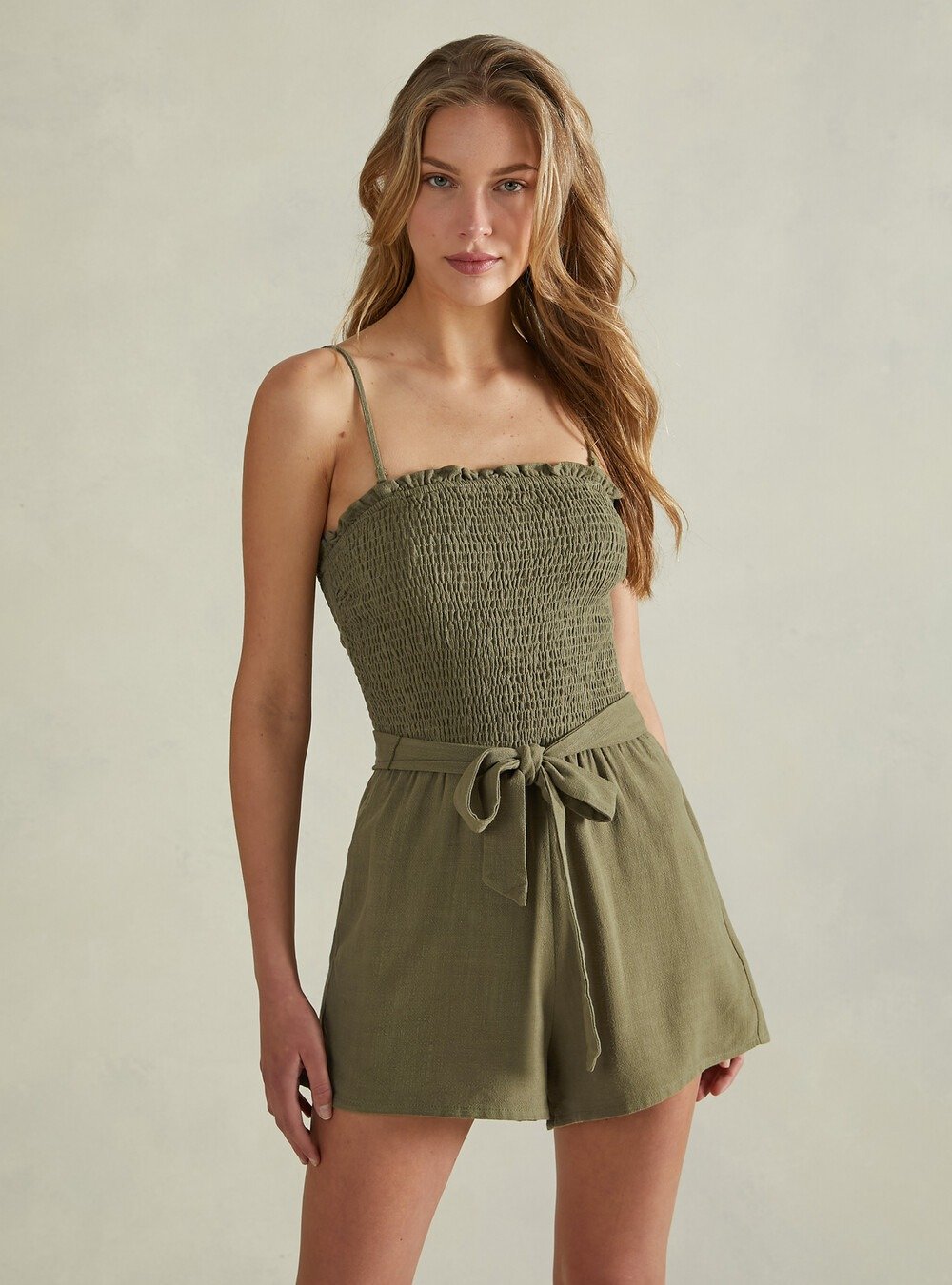 Jumpsuit ngắn màu xanh olive nhấn smocking và dây rút