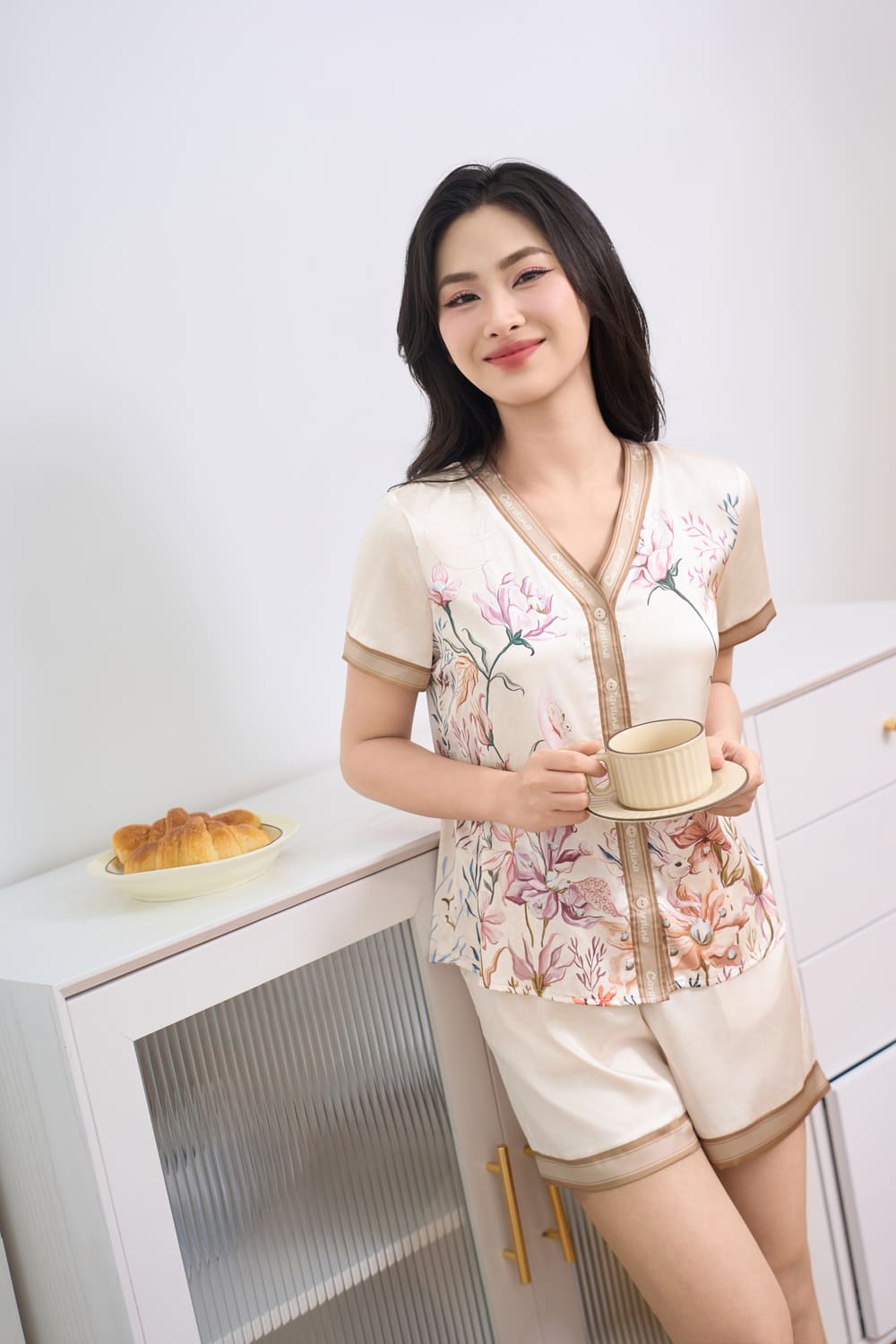Pyjama lụa đùi họa tiết cổ Y