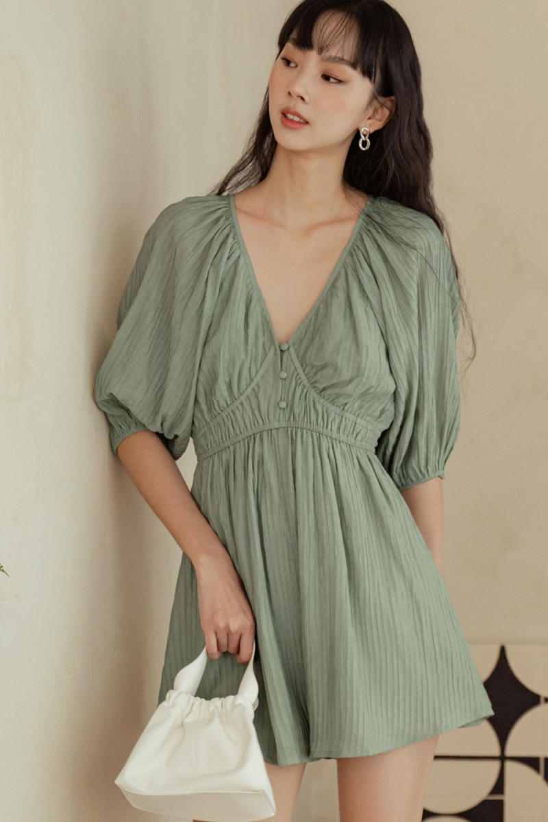 Playsuit hai dây, cổ V và cổ tim