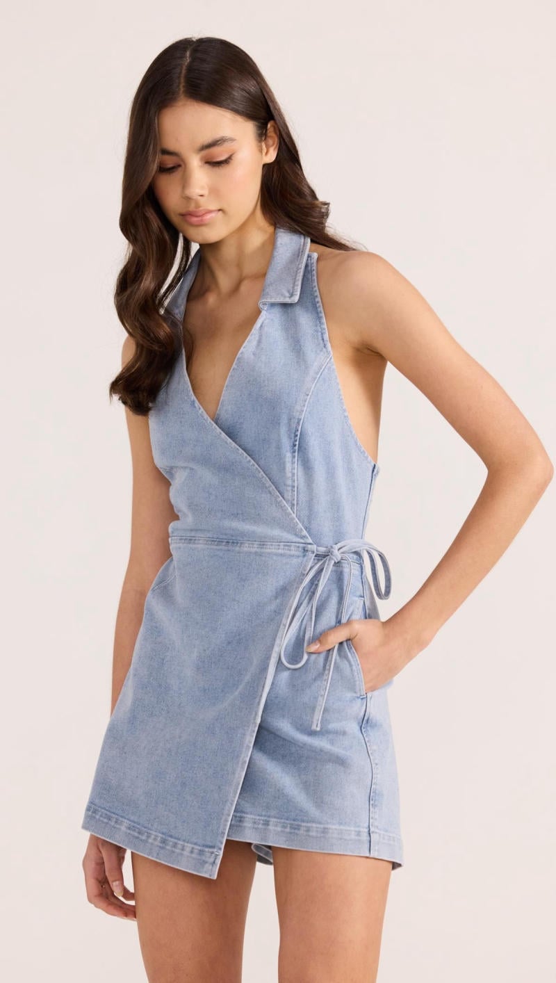 Playsuit trễ vai và cổ yếm