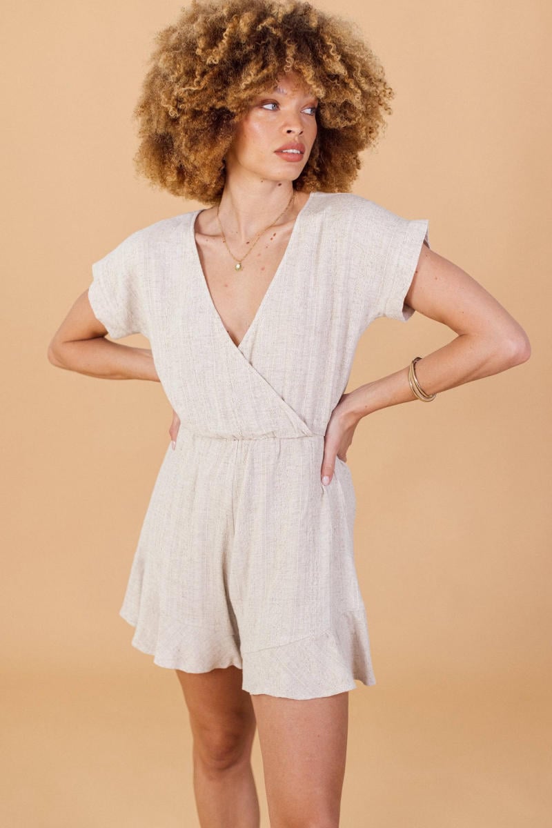 Playsuit hai dây, cổ V và cổ tim