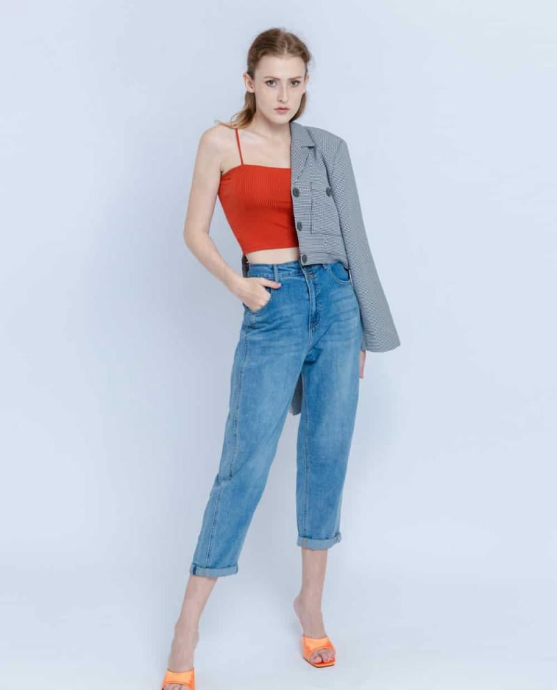 Quần baggy jeans nữ mặc với áo hai dây