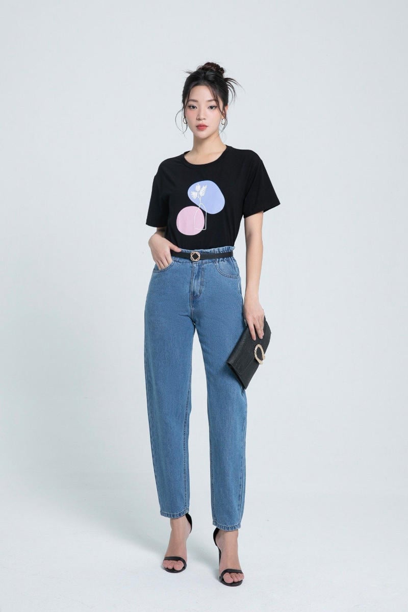 Quần baggy jeans nữ mặc với áo phông