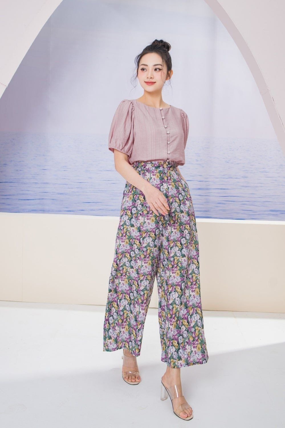Phối quần hoa ống rộng với áo blouse kiểu cách