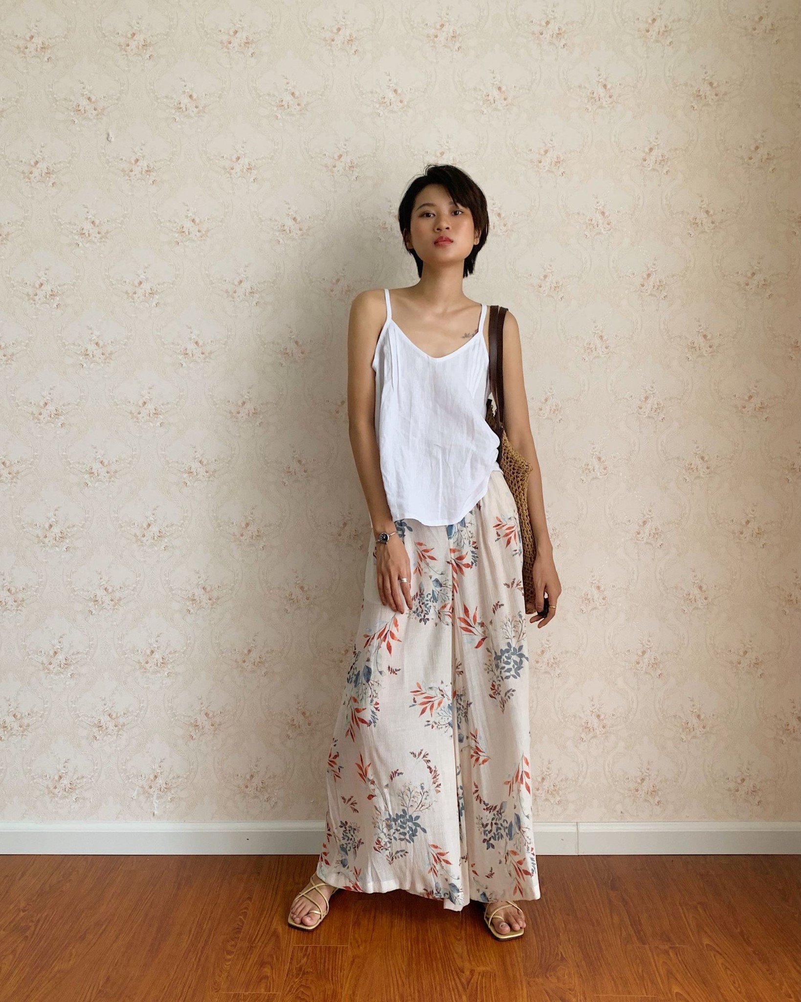 Phối quần hoa ống rộng với áo hai dây/croptop