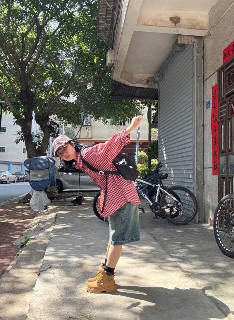 Quần lửng jean kết hợp cùng áo sơ mi