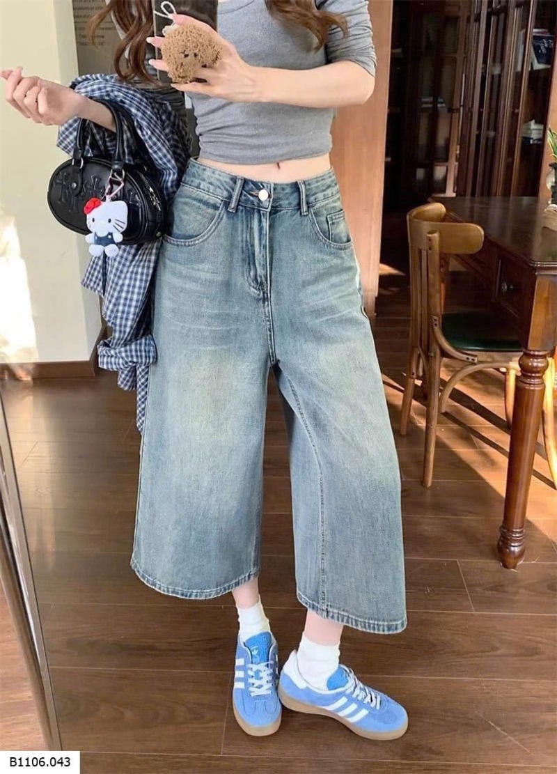 Quần jean ống rộng lửng kết hợp với áo croptop