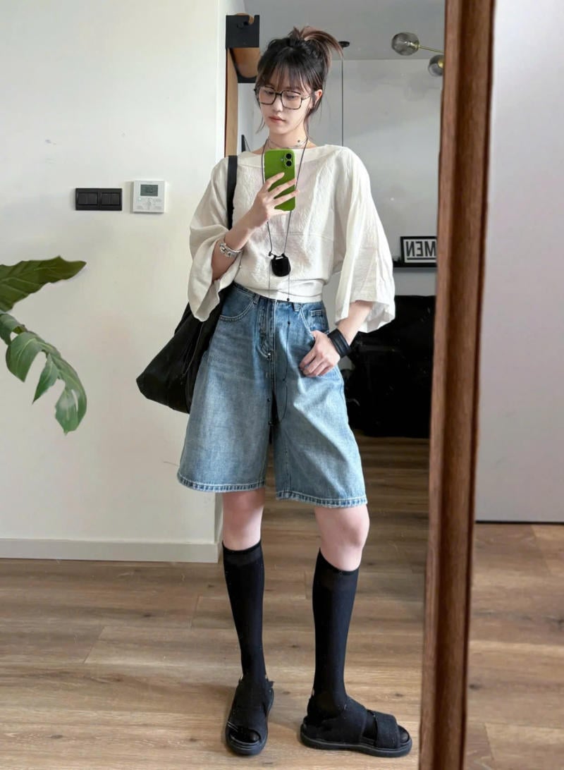 Quần jean ống rộng lửng kết hợp với áo blouse