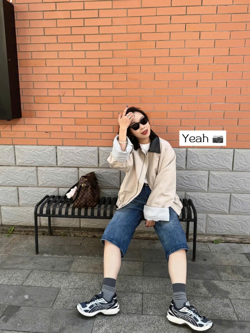 Quần jean ống rộng lửng kết hợp với áo khoác jacket